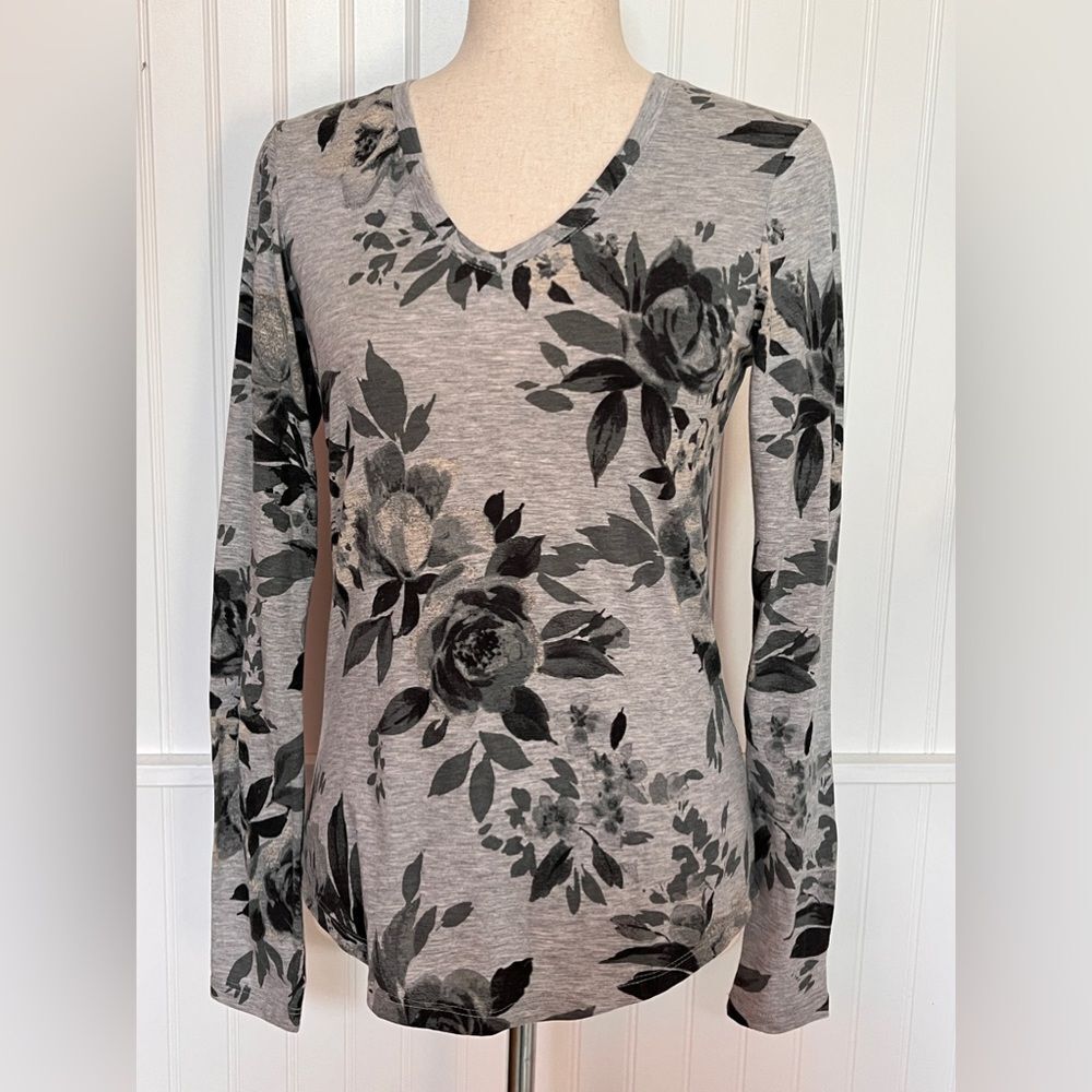 Stunning G.H. Bass & Co. Grey Floral V-Neck Long Sleeve Top – XS